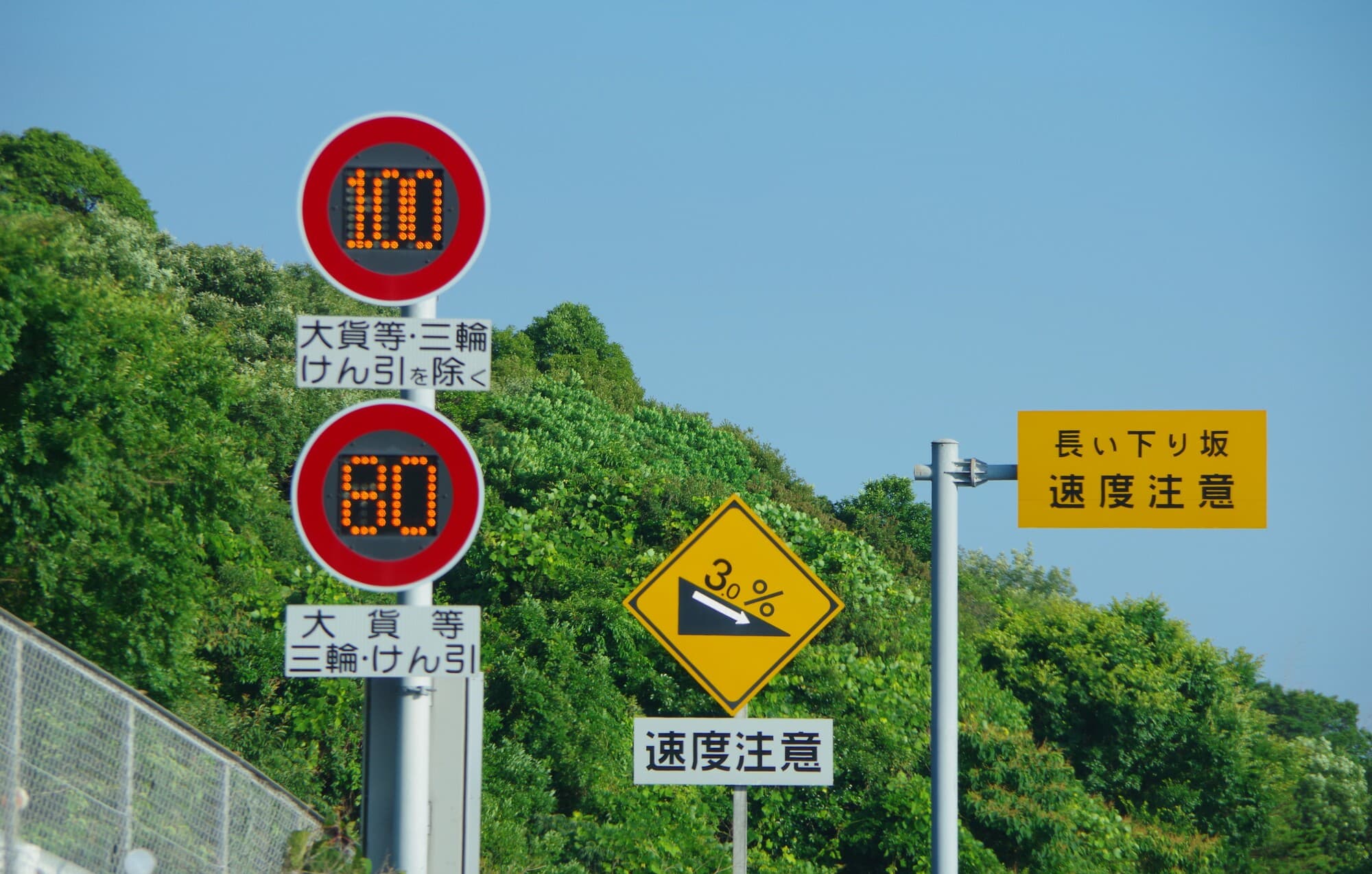 日本緑十字社  路面用標識 一方通行↑ 路面-30 900×600mm 軟質エンビ 裏面糊付 101030 - 2