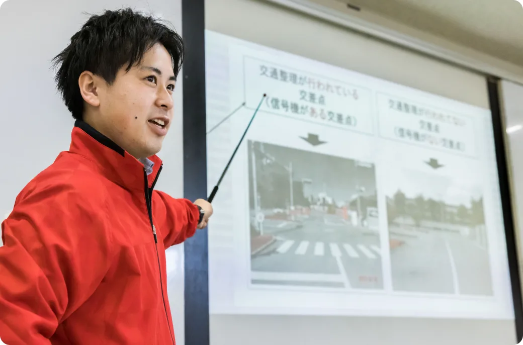 Instructor presenting a theory lesson