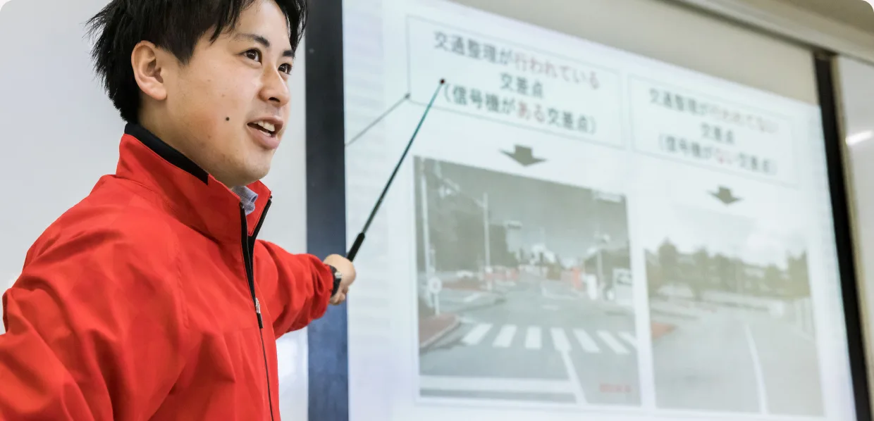 Instructor presenting a theory lesson